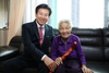 금산군, 100세 어르신 장수지팡이 ‘청려장’ 전달